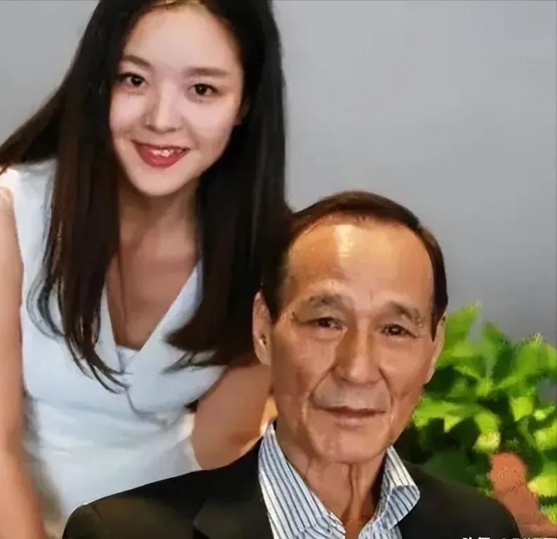 1984年,陈惠敏带着怀孕的妻子去参加宴会,碰见新义安的苏龙,苏龙一脚