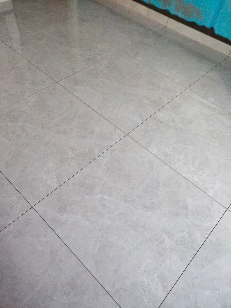 房间地砖后悔选这浅灰色,还是中灰好看点