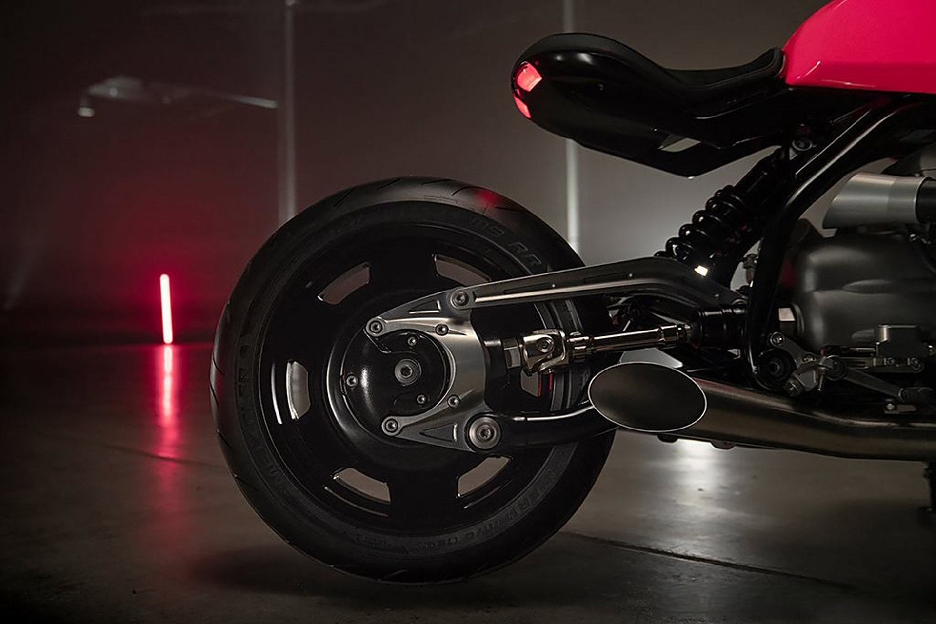 宝马发布了一款最新摩托概念车宝马r20,最大排量达到了2.0l.