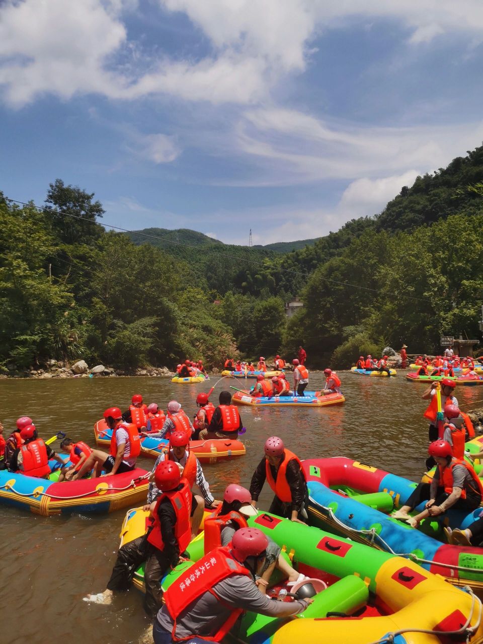 霍山大峡谷漂流攻略来啦 漂流真的很刺激,中间有一段陡坡整个船都冲到