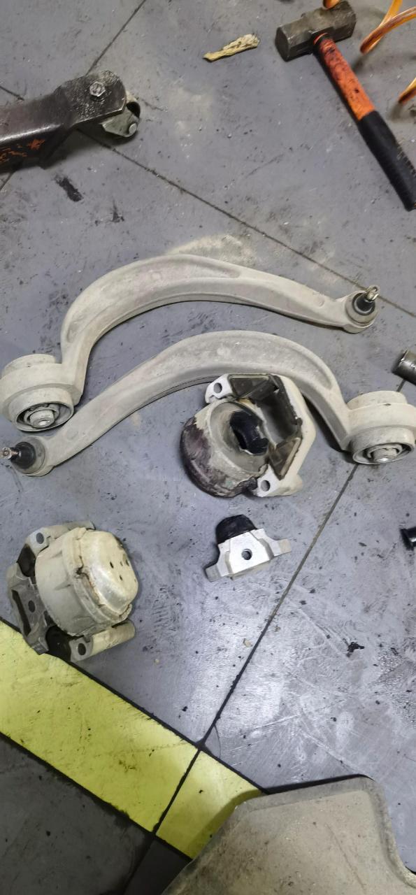 奥迪支臂,发动机胶墩