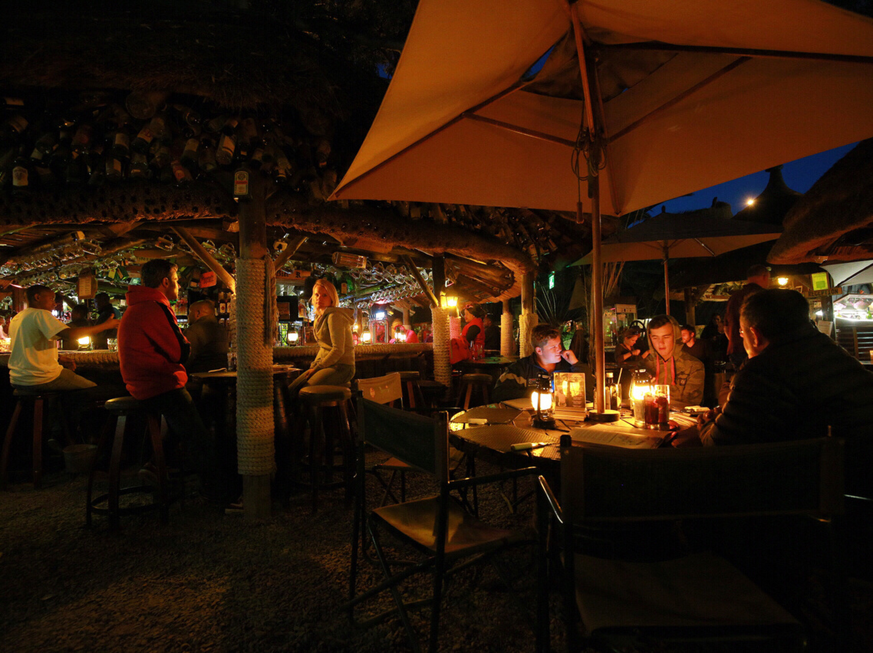 78哈纳斯撸豹子 哈纳斯最早由一对收养动物的夫妇创办,后来逐渐