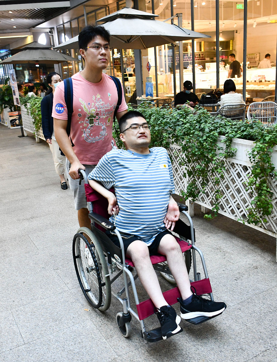 一位身患渐冻症的考生,在高考中取得了400分的佳绩!