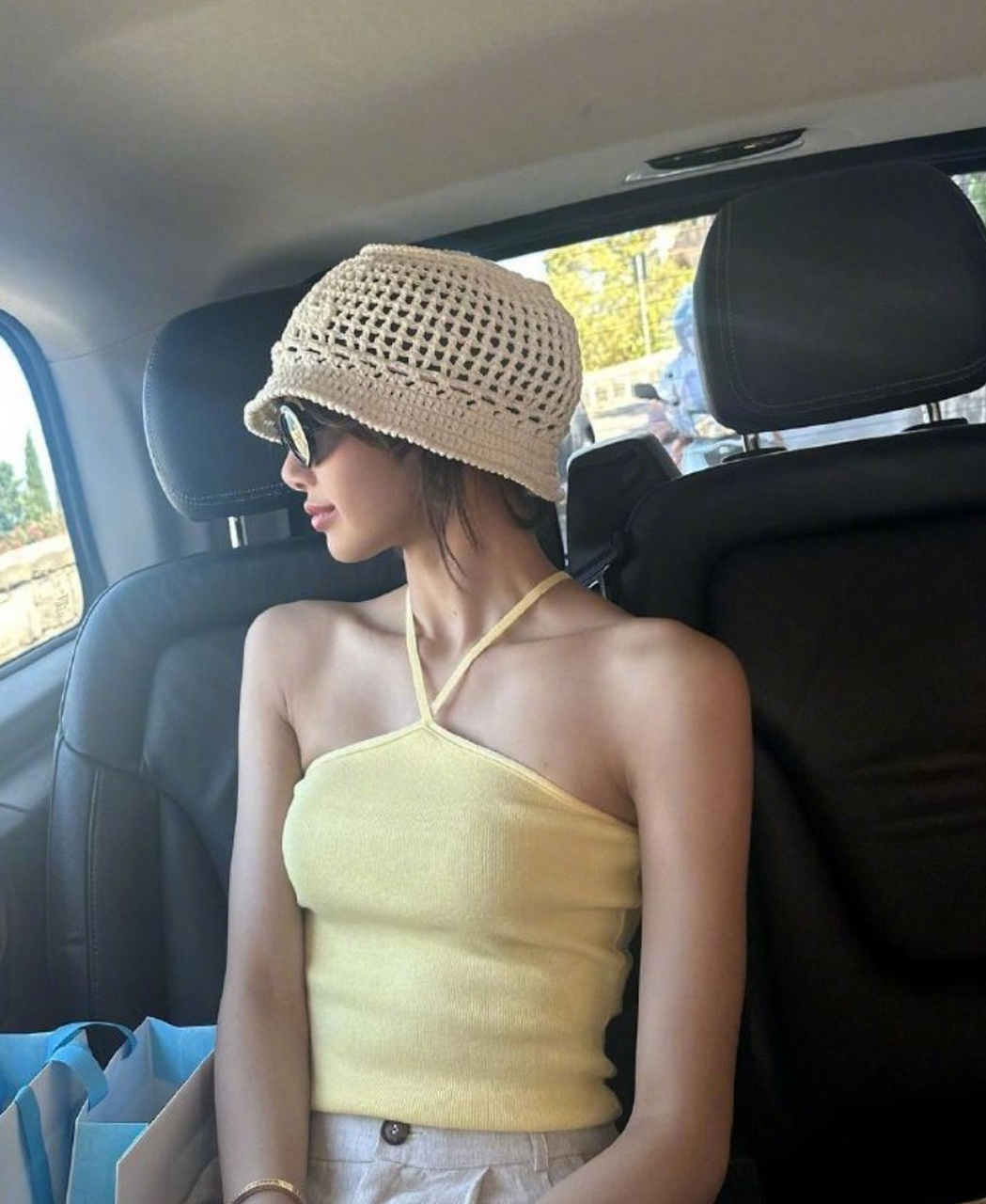 lisa挂脖背心秀美背,锁骨窝惊艳全场!