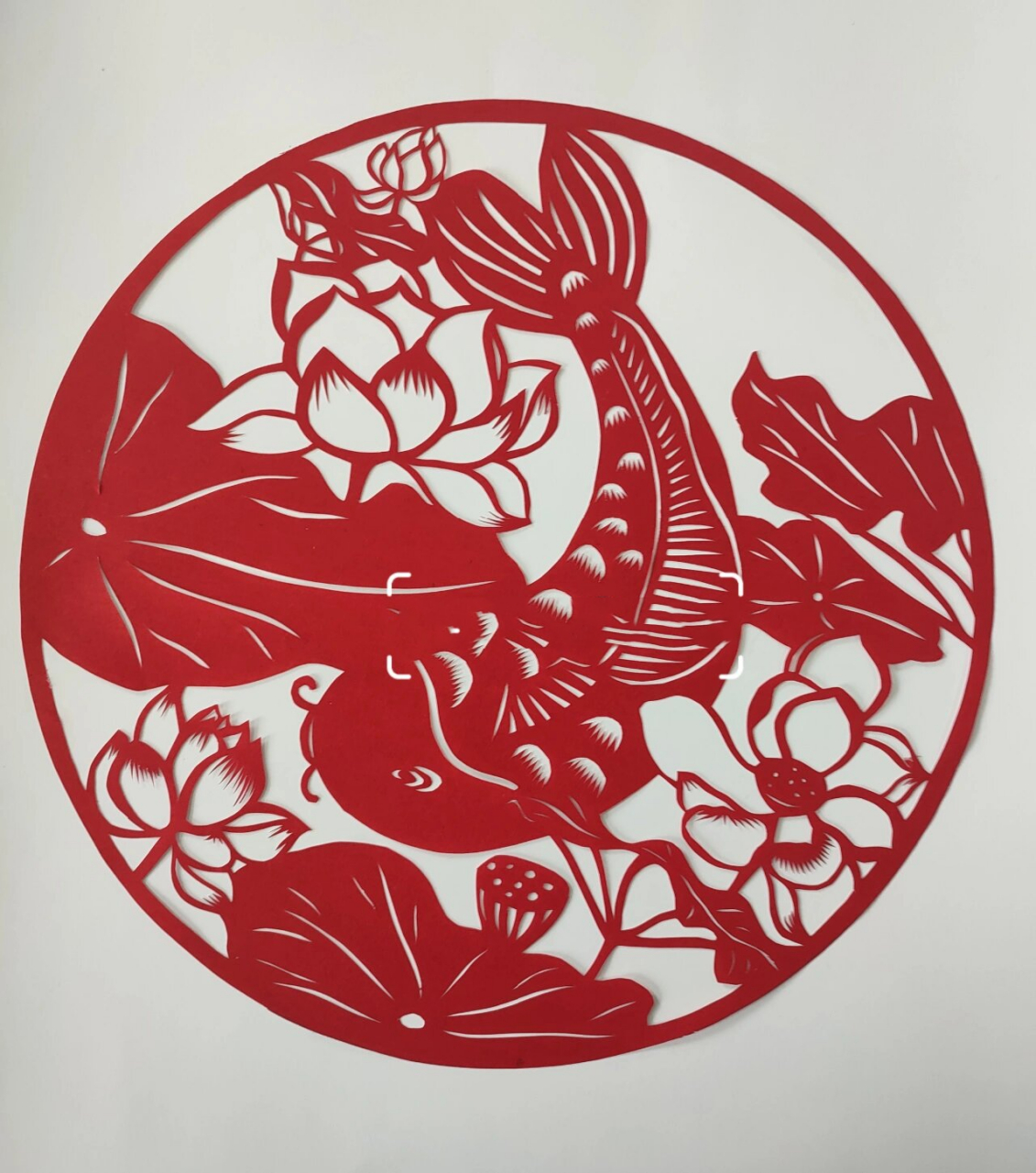 剪纸:莲年有鱼 原创:由莲花和鲤鱼组成的中国传统的吉祥图案,用以称颂