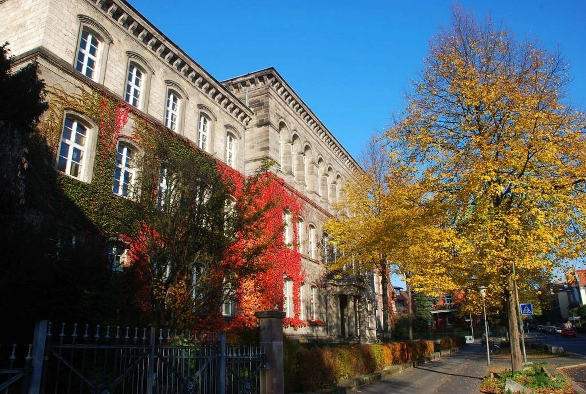 介绍🇩🇪德国哥廷根大学 🇩🇪哥廷根,这座莱纳河畔历史悠久的