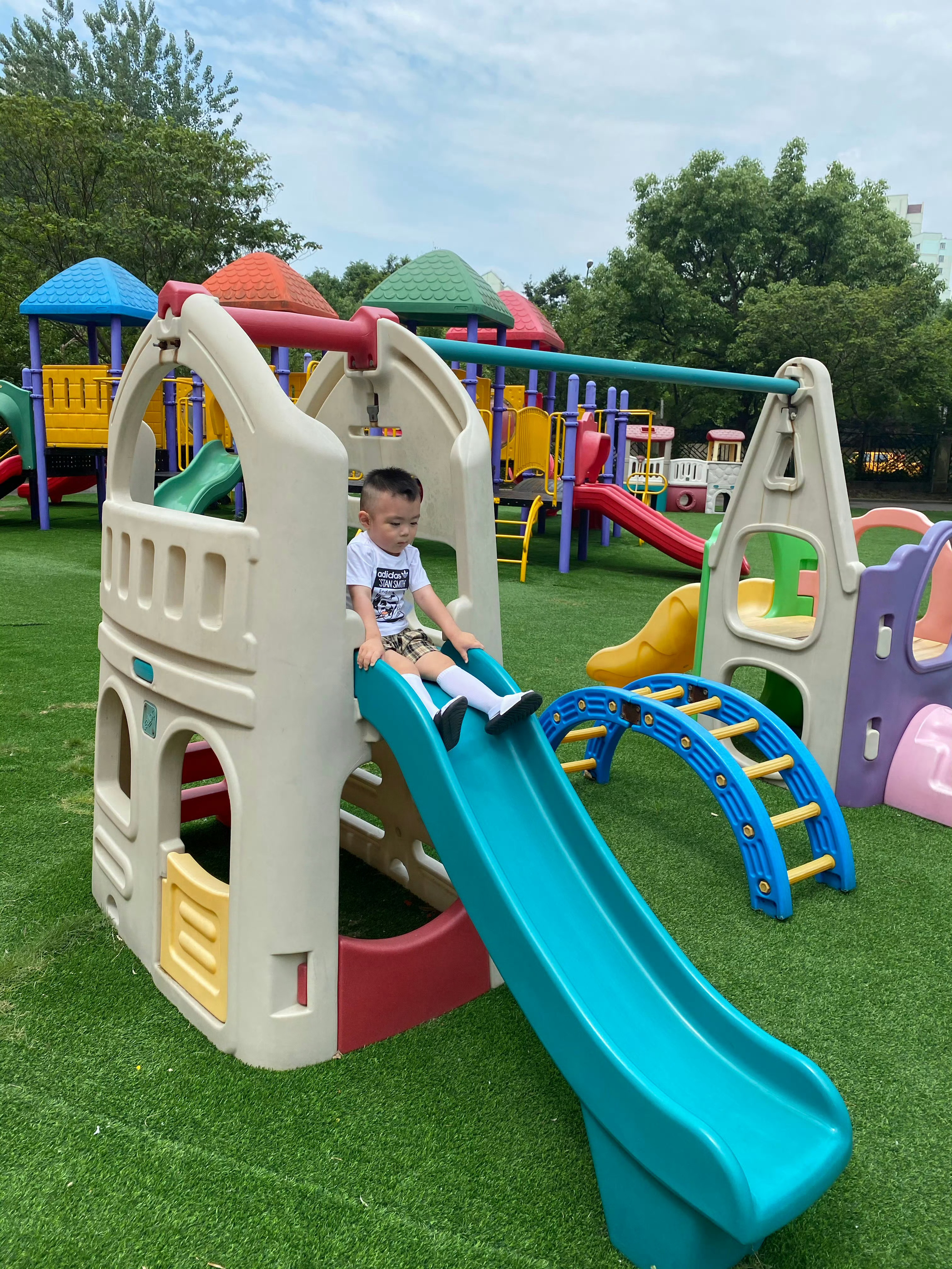 幼儿园我们班的暑托班群 还有小学的班级群 今天要