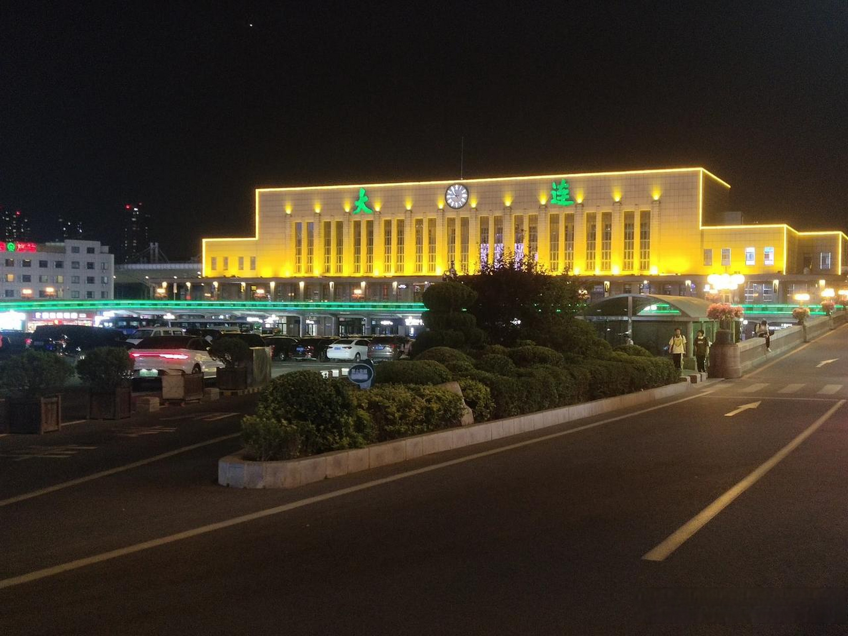 我家附近的大连火车站的这个建筑,永远是这附近最美丽的建筑.