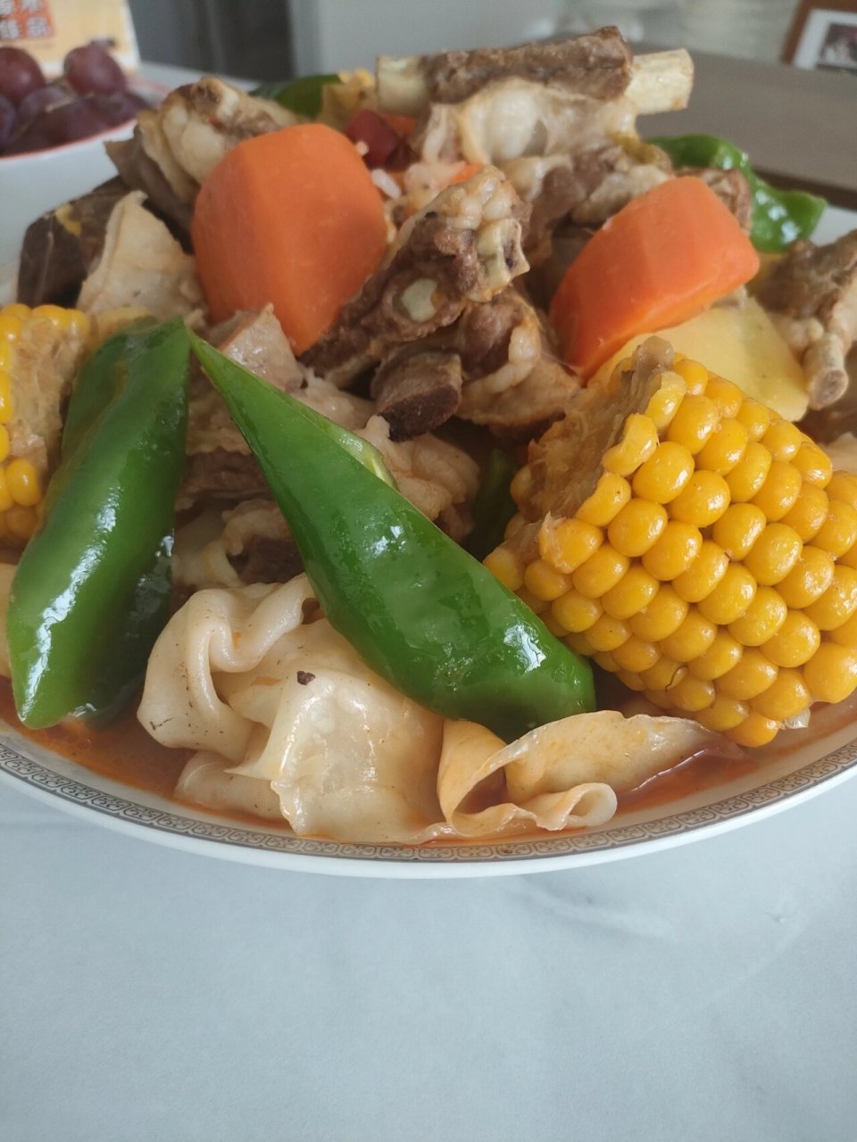 05 巴音布鲁克黑头羊称巴音布鲁克羊,也称奥巴马羊,有着"轻奢羊"之