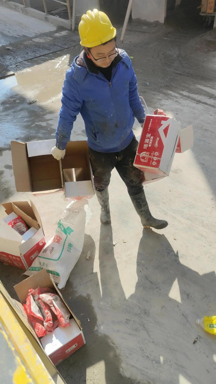 工地做小工真的太累 我的一个工友在上海工地打工做水电,很多年了