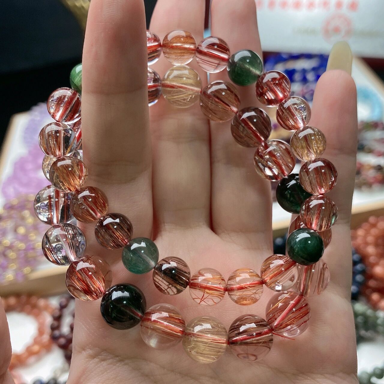 彩发晶 天然水晶里面含其他颜色的针状的矿物质,整体上看起来像水晶