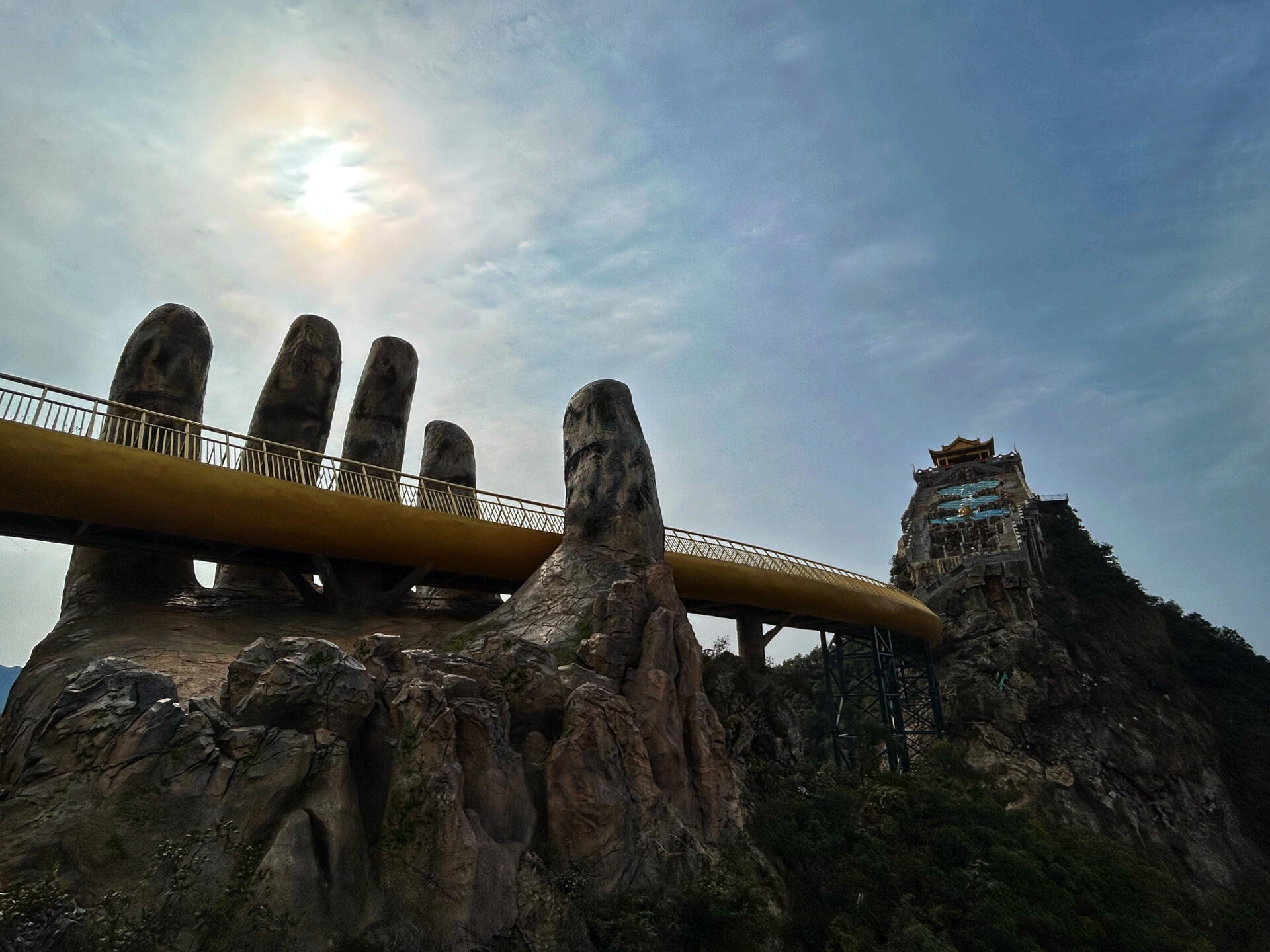 浦江,桐庐三县交界的 "马岭天观"景区有着越南岘港同款佛手桥 据说