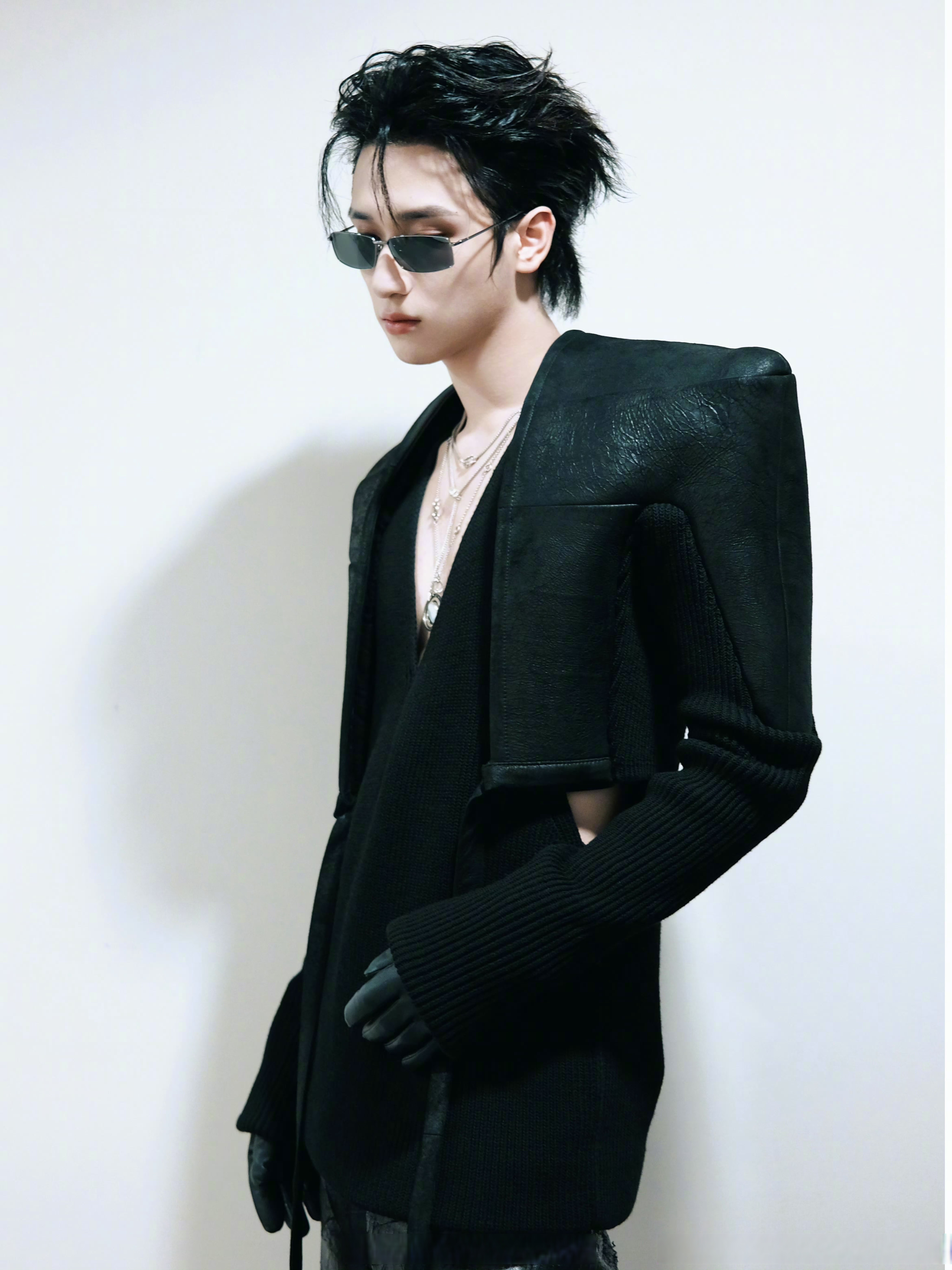 严浩翔 非常惊喜地带来了一身短款拼接皮革夹克外套