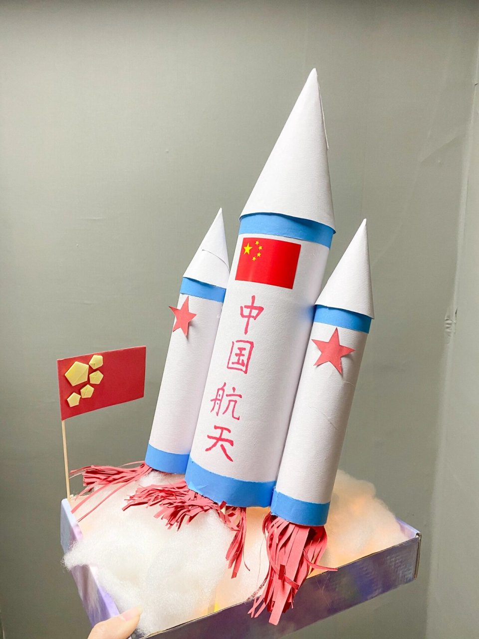 新年幼儿园亲子手工-航空火箭附教程 材料:一个大一些的矿泉水瓶子,4