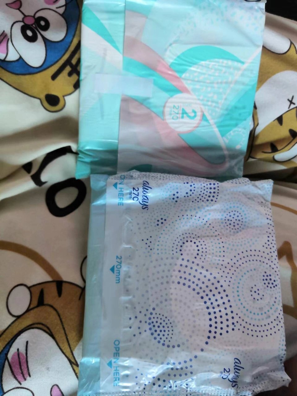 护舒宝液体卫生巾真假对比 姐妹们知道下面那一款是假的还是真的吗