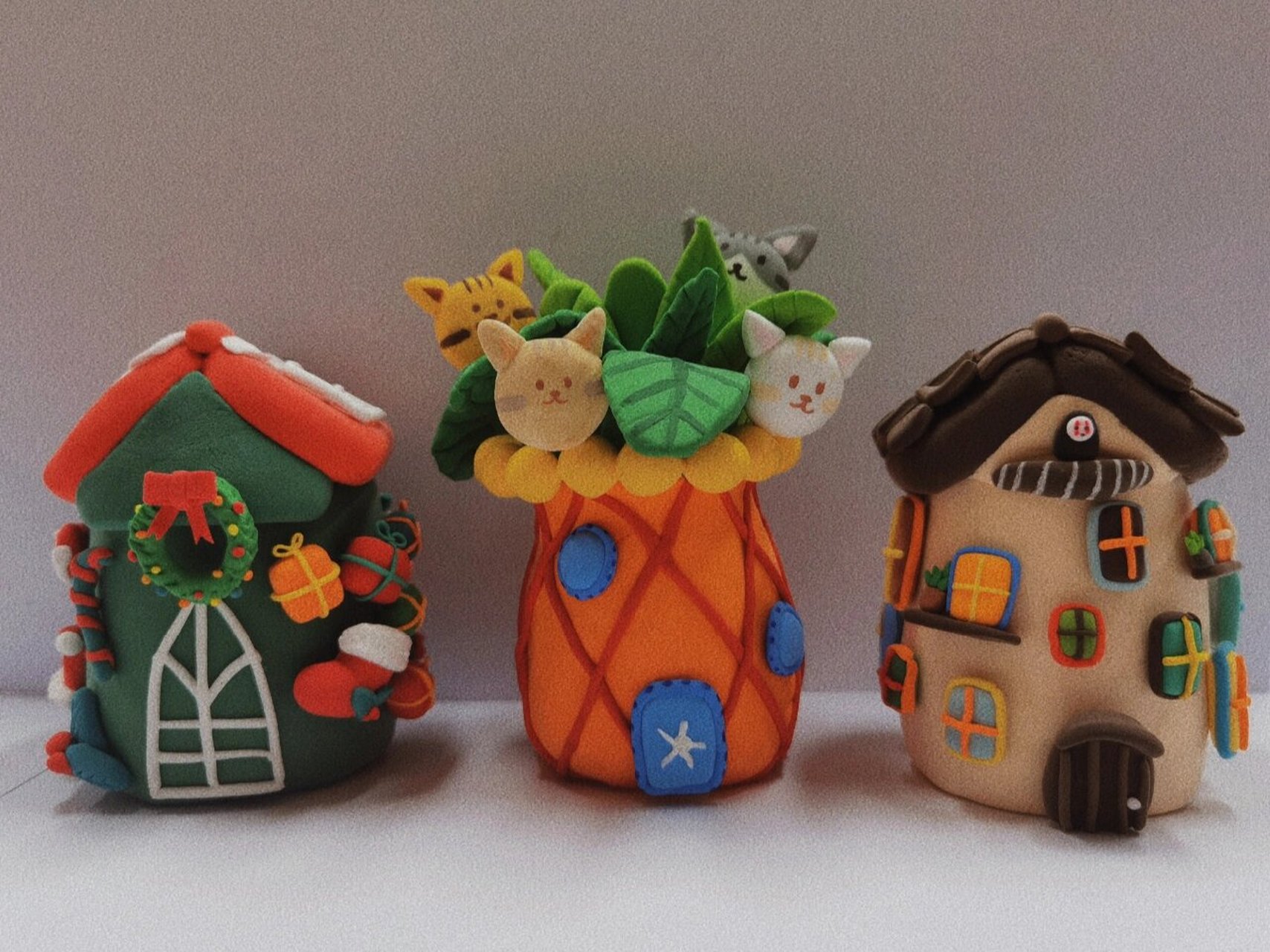 超治愈系  材料:超轻粘土 颜料 参考:海绵宝宝的房子 无脸怪 圣诞节