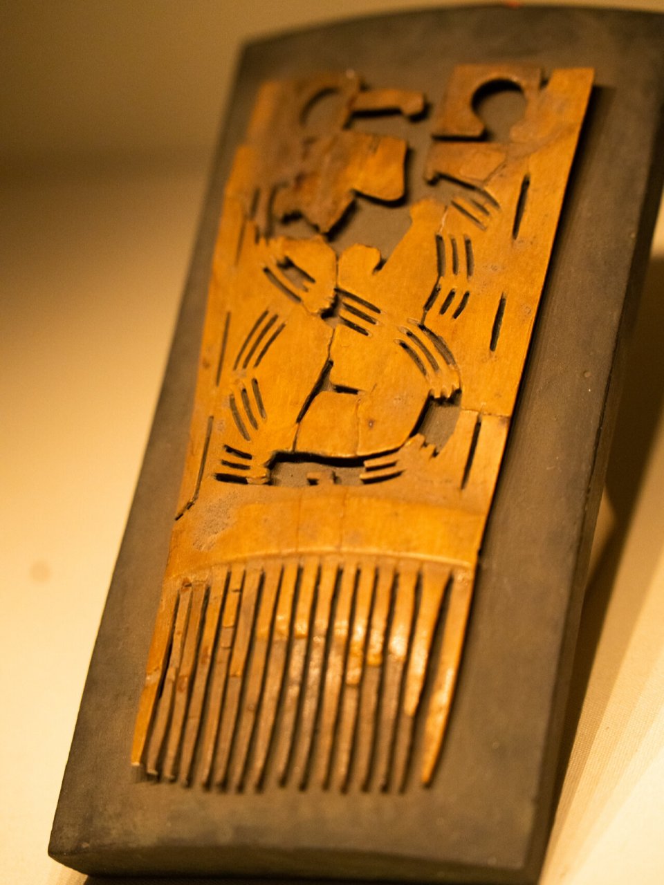 9215止出国展览|131·远古时期保存最好的梳子 94 镂雕旋纹象牙