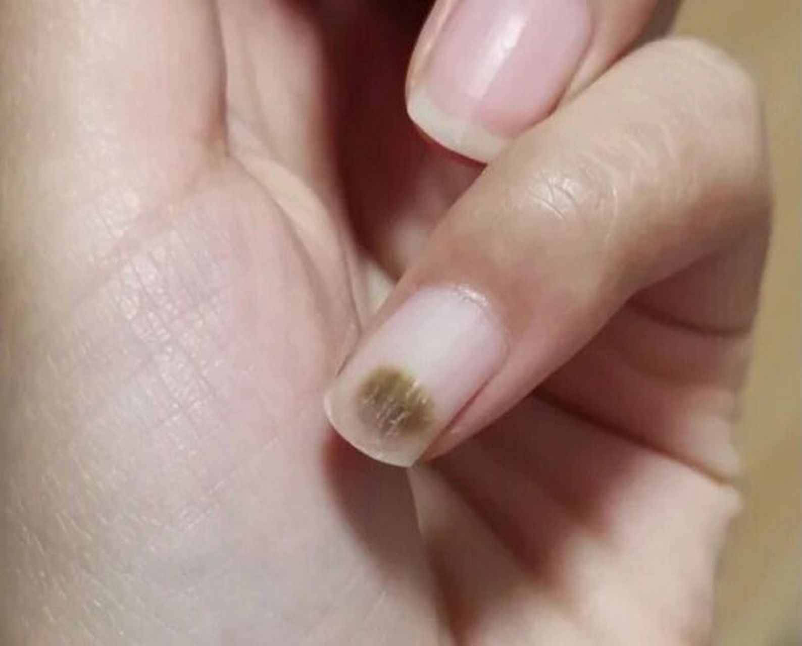 97美甲一段时间后指甲发绿?