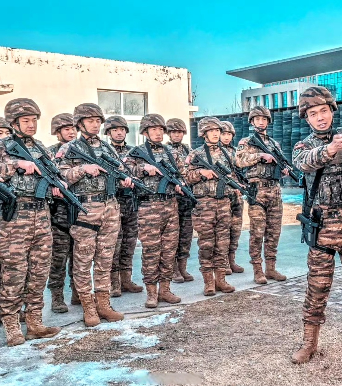 帅气!武警特战的192短突击步枪!