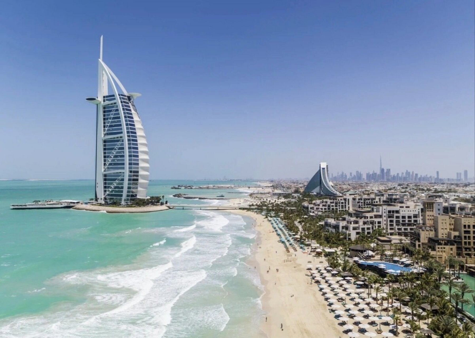 阿拉伯塔酒店 (buri al arab),因外形酷似船帆,又称迪拜帆船酒店