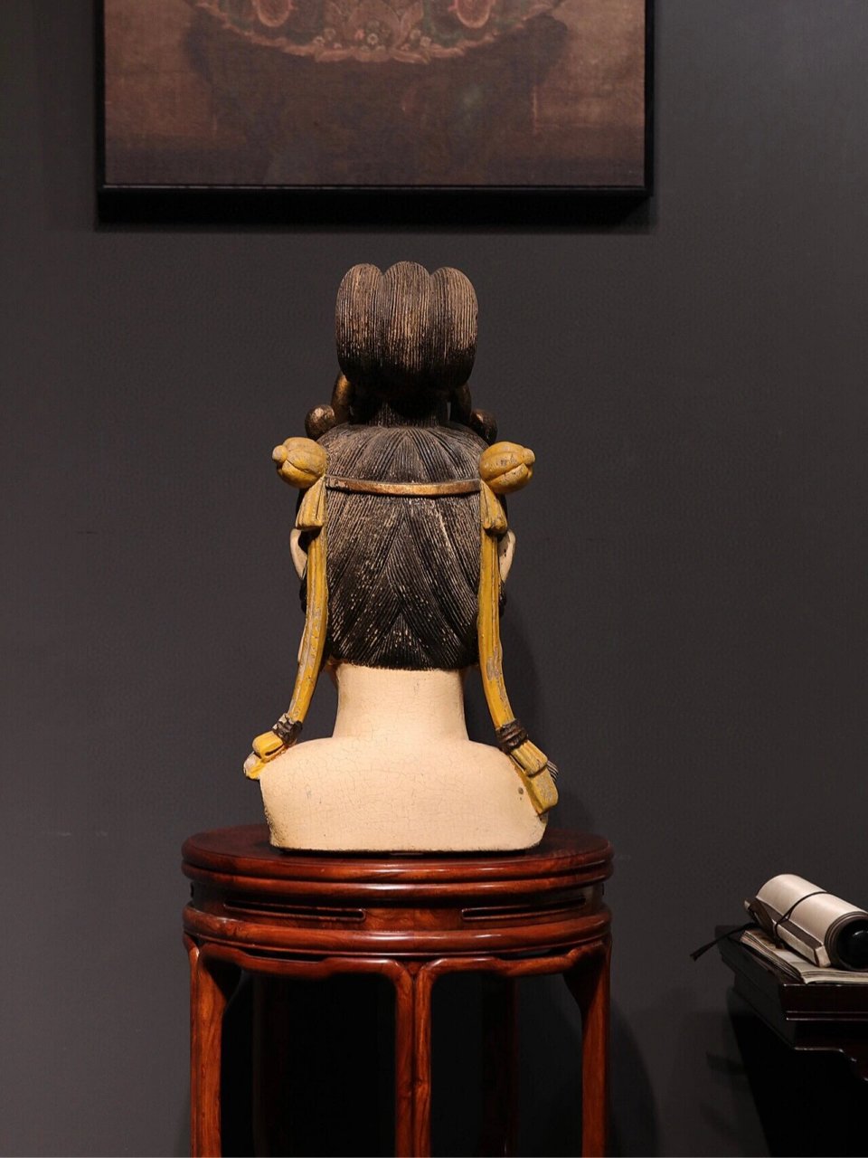 北齐造像之美 香樟木彩绘|观音佛首 观音脸型椭圆,鼻梁直挺,双目低垂