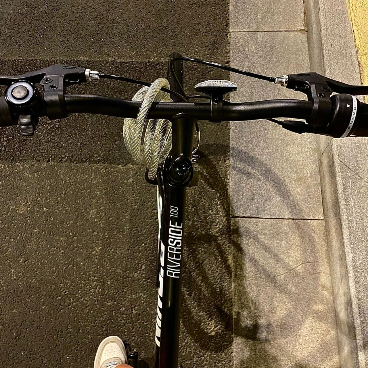 迪卡侬riverside100 属于特别特别入门款的自行车,在弯把和平把间纠结