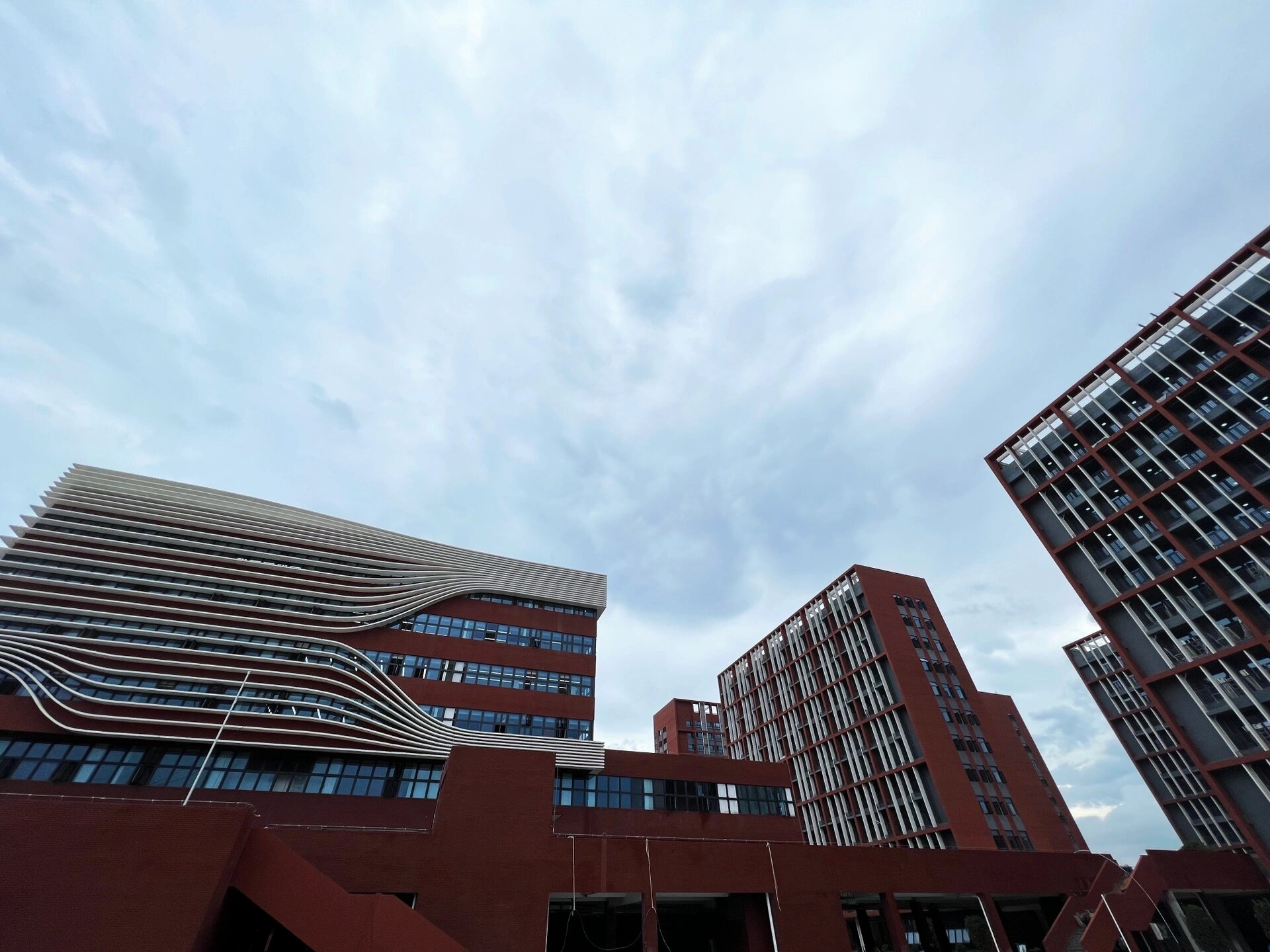 属珠海市教育局直属寄宿制公办普通高中,也是市二中教育集团成员学校