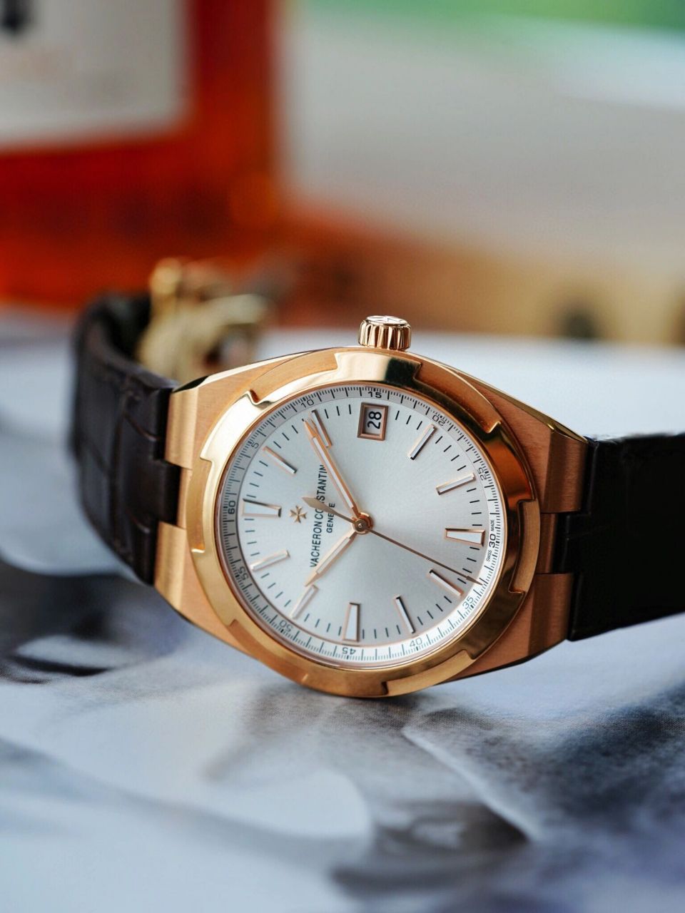 穿越四海,江诗丹顿4500v 纵横四海系列4500v/000r-b127腕表,则更是