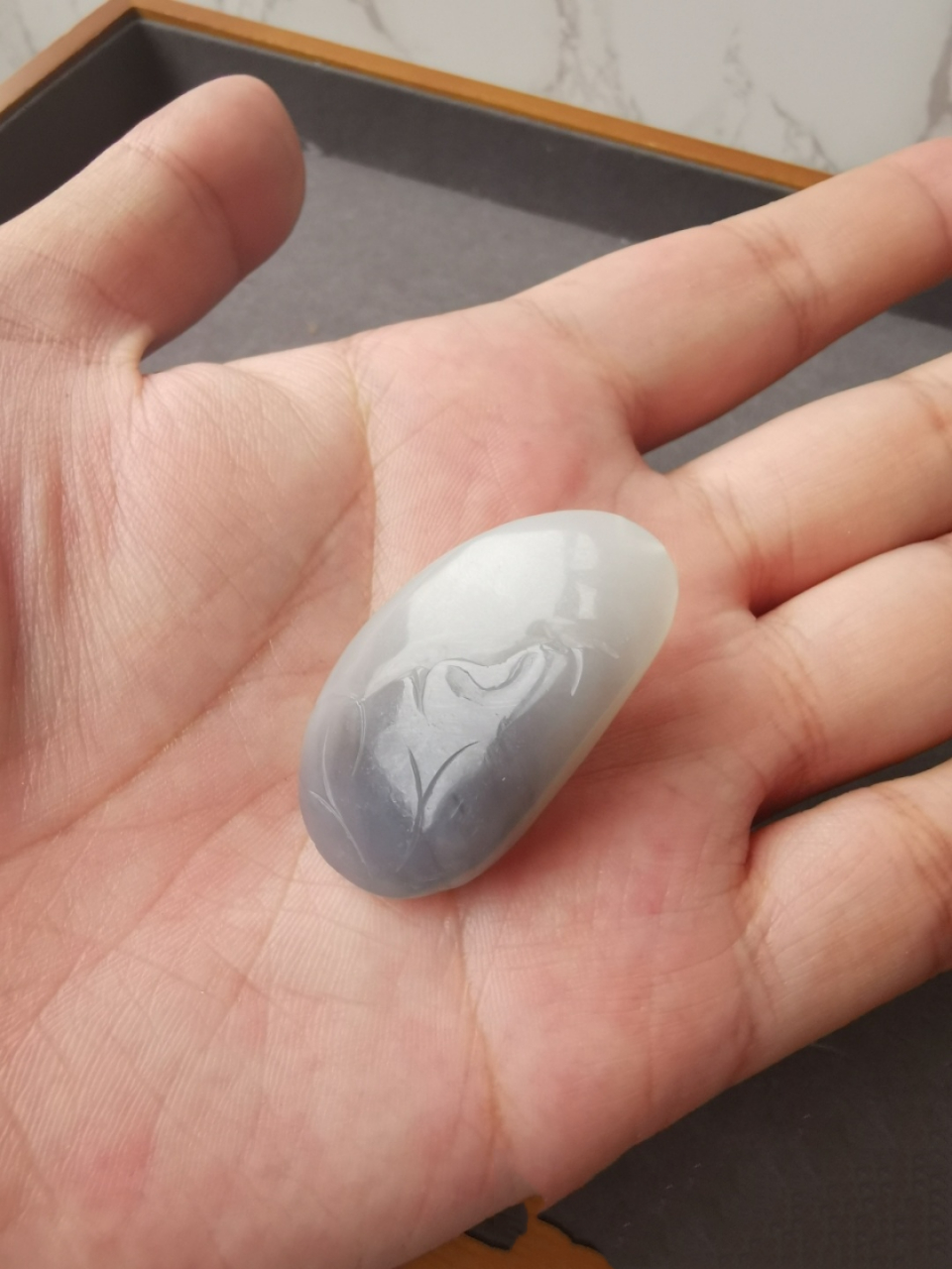 今天聊一聊和田玉青海料中的烟青玉(烟紫) 烟紫即烟青玉,呈半透明,带