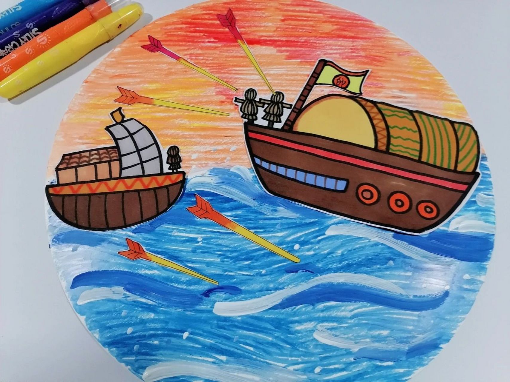 创意儿童画~寓言故事:《草船借箭》 材料:卡纸  油画棒  水粉颜料