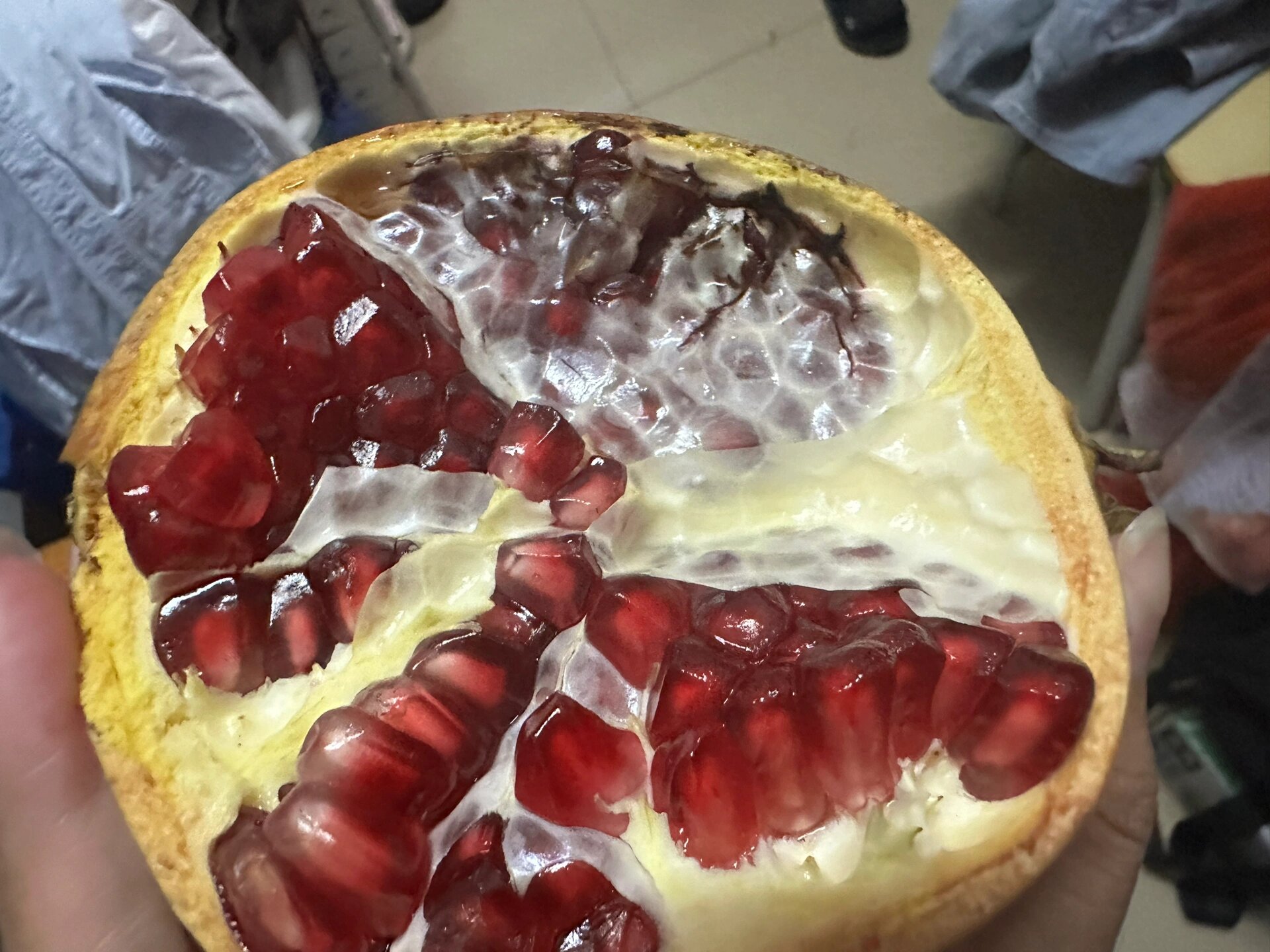 这个石榴黑烂还能吃吗