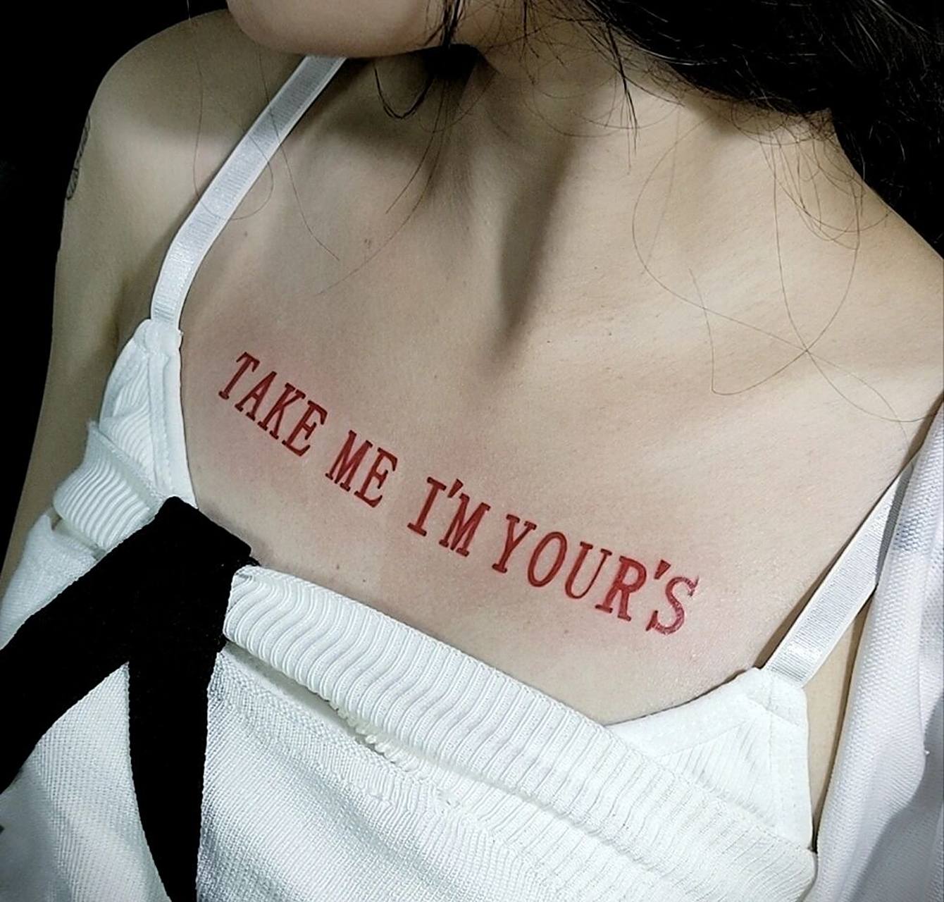 胸口纹身,红色英文