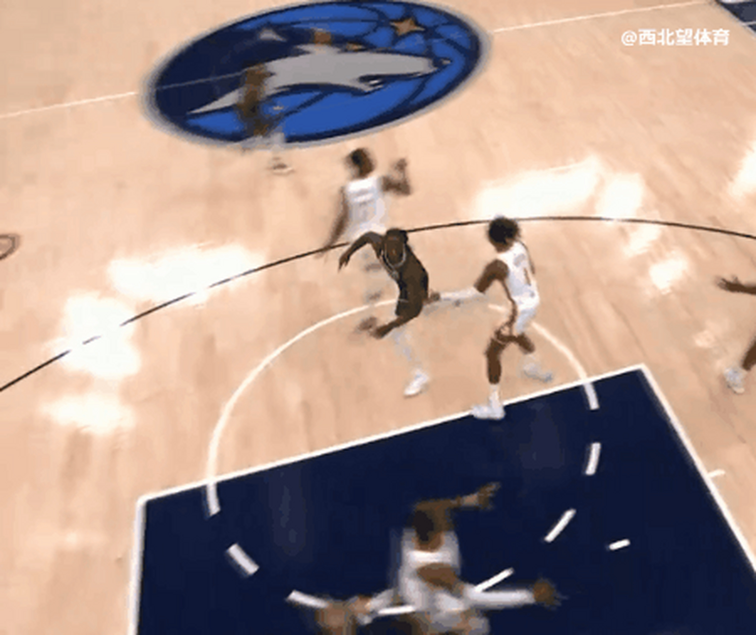 大锤安德森这节奏太诡异,防守人被吹犯规后,都朝裁判抱怨完了,大锤这