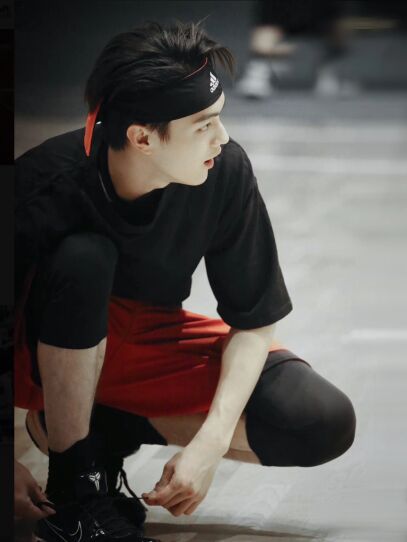 许凯打篮球,江湖人称"横店流川枫" 大数据把这条推给