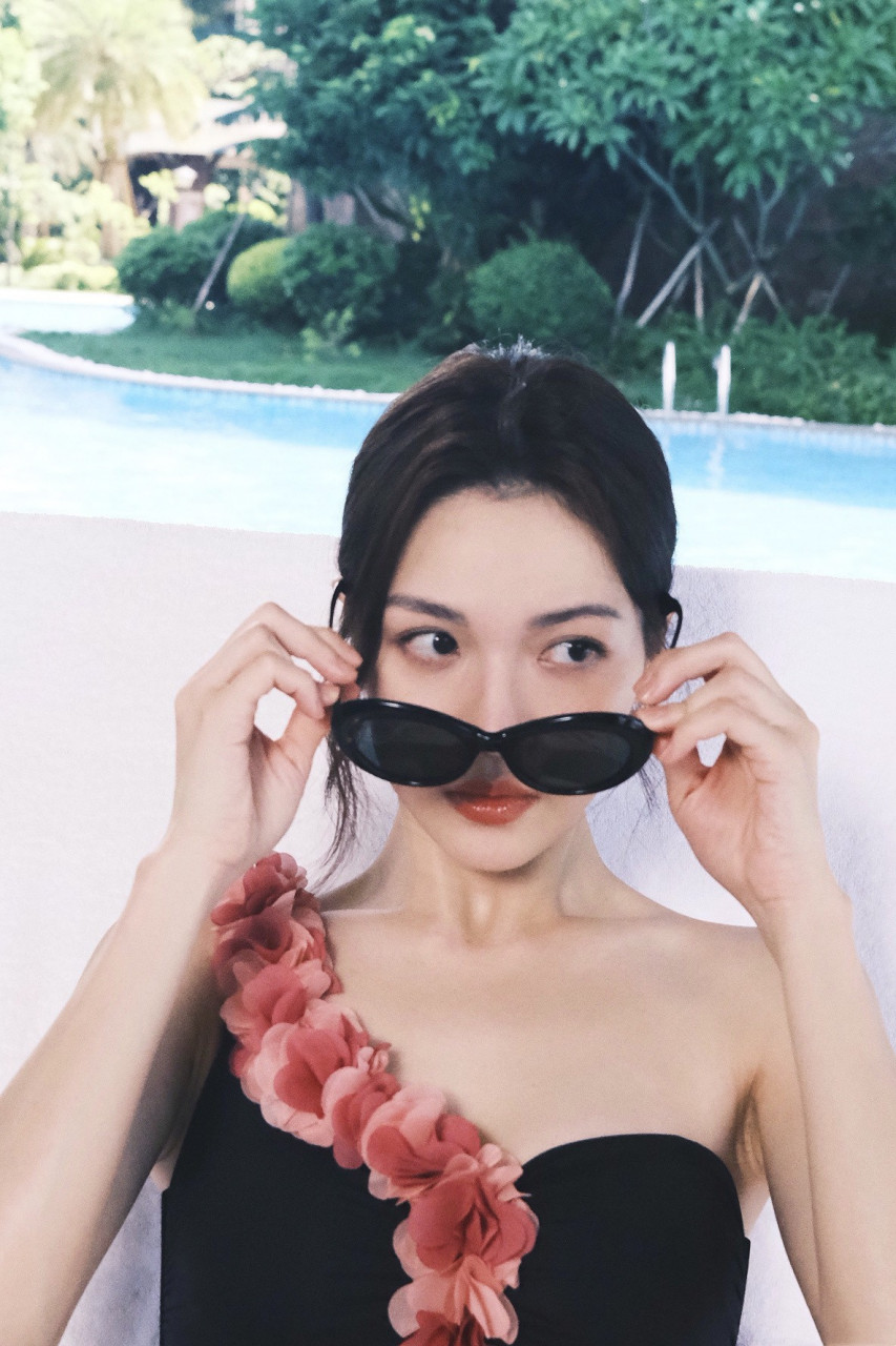 钟楚曦,海边度假泳装照