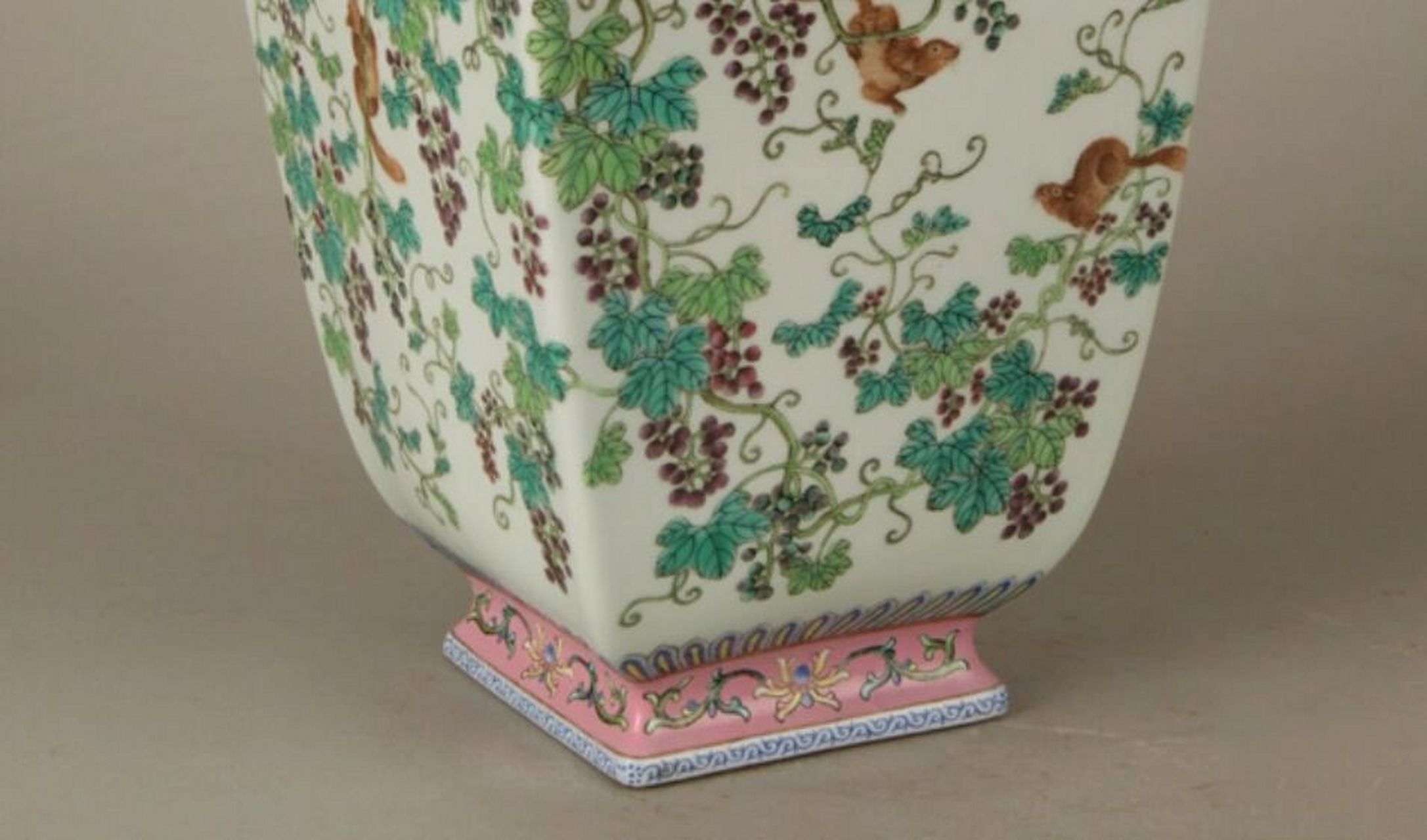 识瓷·清乾隆粉彩松鼠葡萄纹四方瓶 侈口,圈足外撇,内饰绿釉,口沿颈部