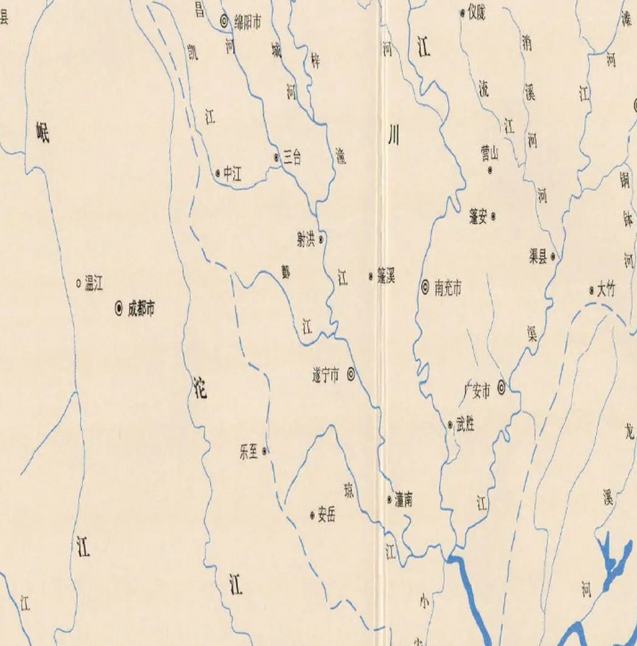 都城在三台县郪江古镇.处于巴国和蜀国中间缓冲地带