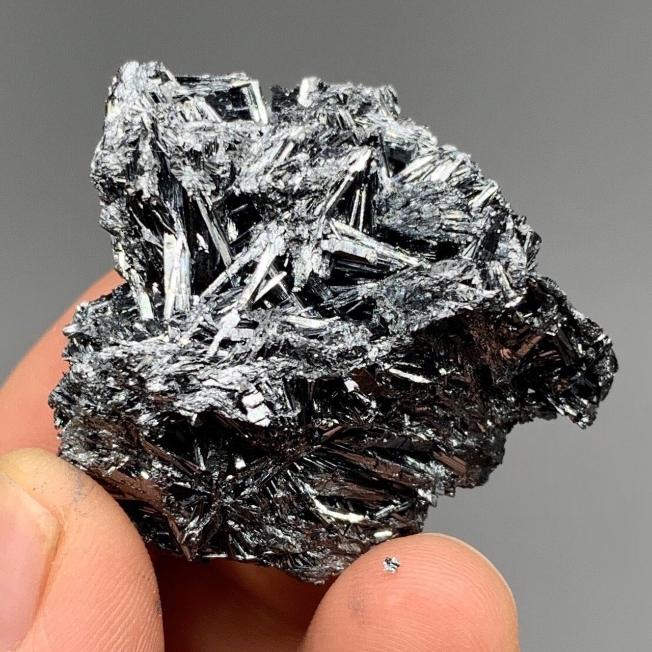 辉锑矿是锑的硫化物 ～辉锑矿(sb2s3)矿物.含锑71.