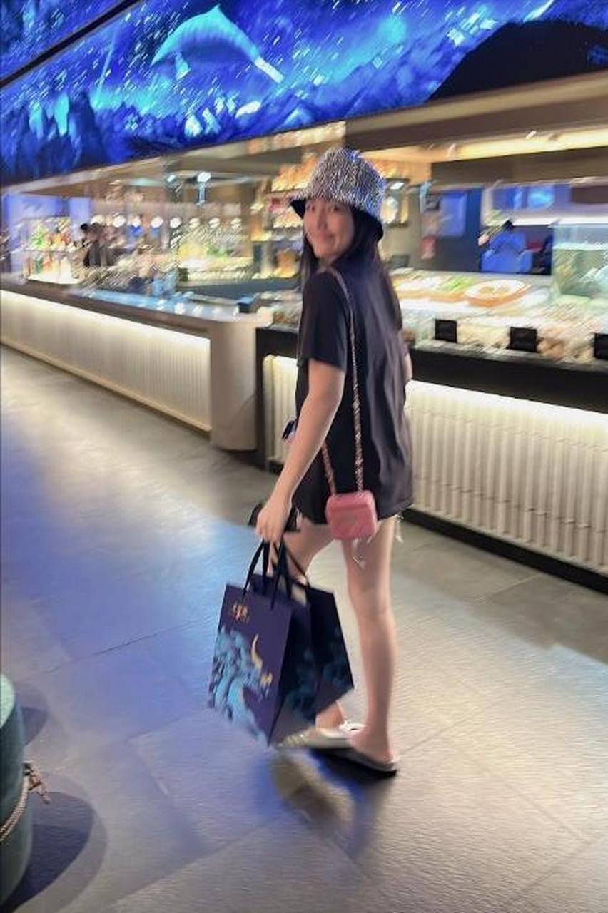 李湘晒出给女儿王诗龄庆祝六一的照片,全身穿搭近20万,不禁让人感叹. 