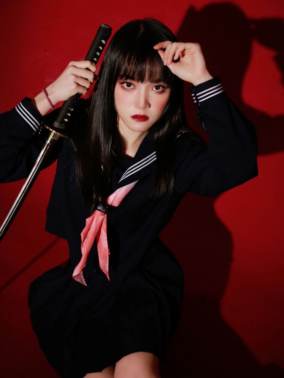 暗黑jk写真文案 玫瑰是我偷的  你爱的人是我杀的 不爱你是假的  想忘