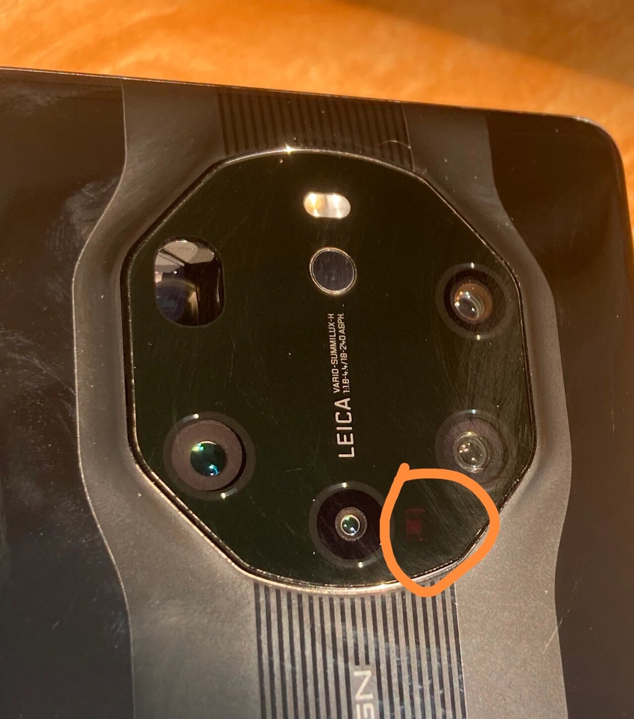 今天在太阳底下,特定角度中看到mate40rs镜头模组里3d深感摄像头旁边