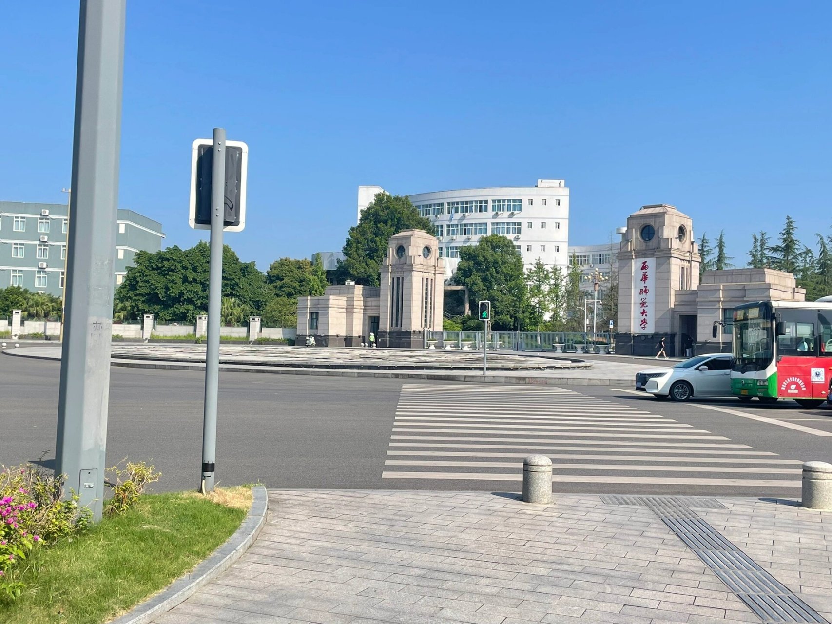 西华师范大学校门 西华师范大学华凤校区的三座大门,各有特色,都很