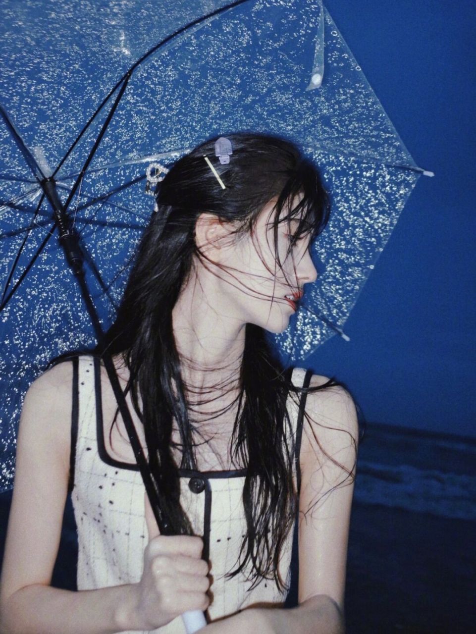 鞠婧祎今日分享秋日海边照片,湿发造型又纯又欲,氛围感拉满96