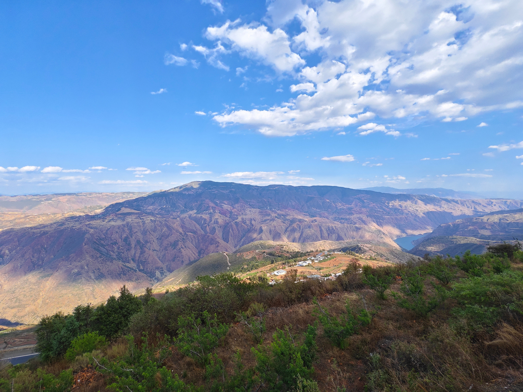 大家感受一下壮丽的金沙江大峡谷,2km的海拔高差