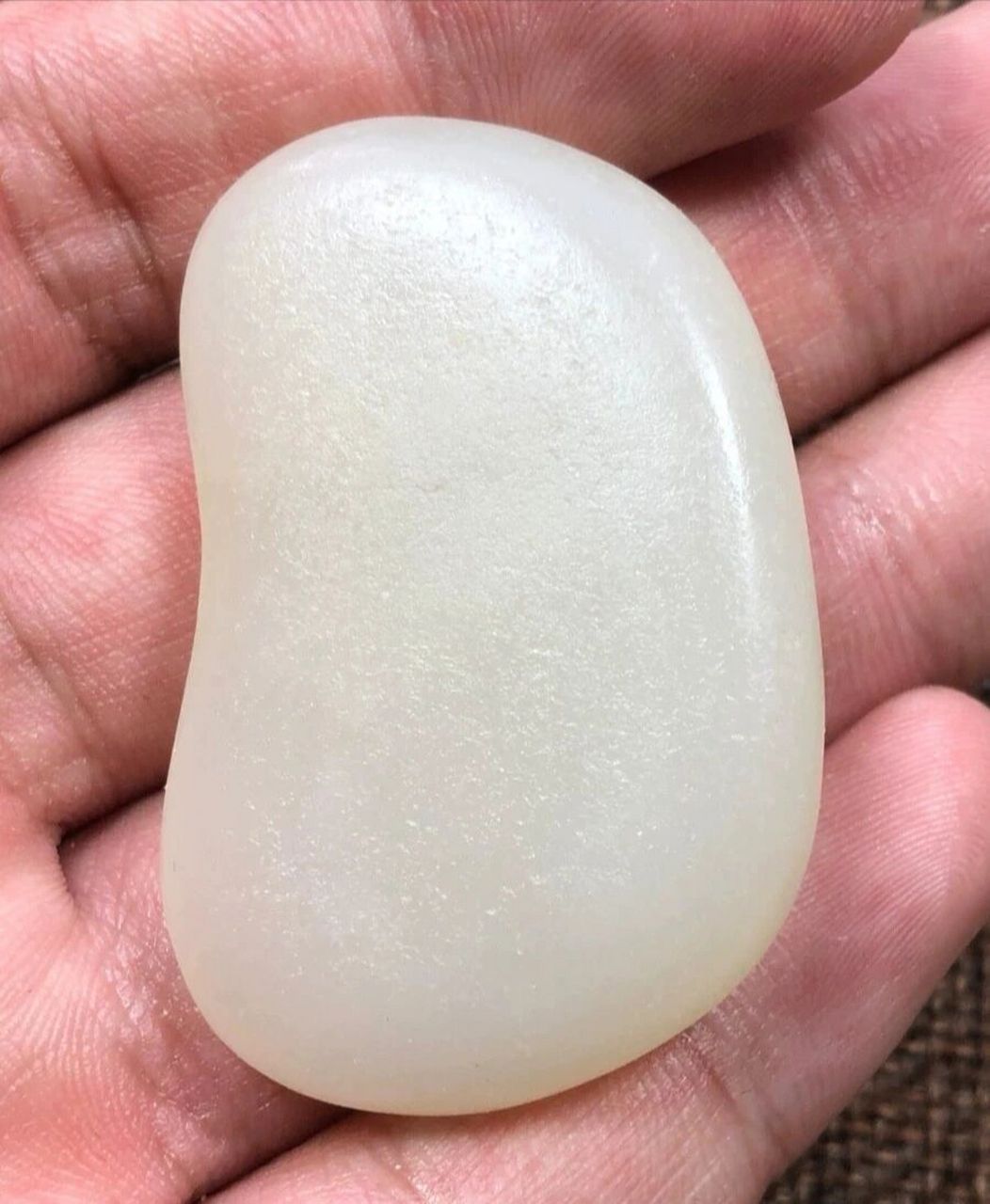 汉白玉特指北京房山大石窝镇高庄村出产的白色大理石,质地坚硬洁白.