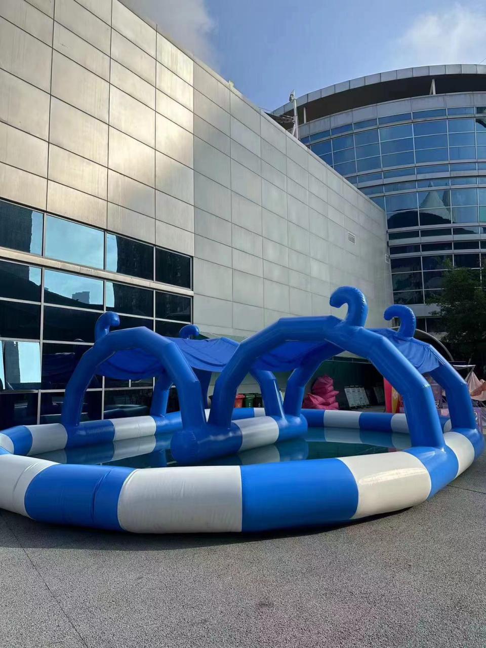 4米高 闯关泳池:15乘7,带四个闯关模块 北极熊水池:直径20米 带顶充气