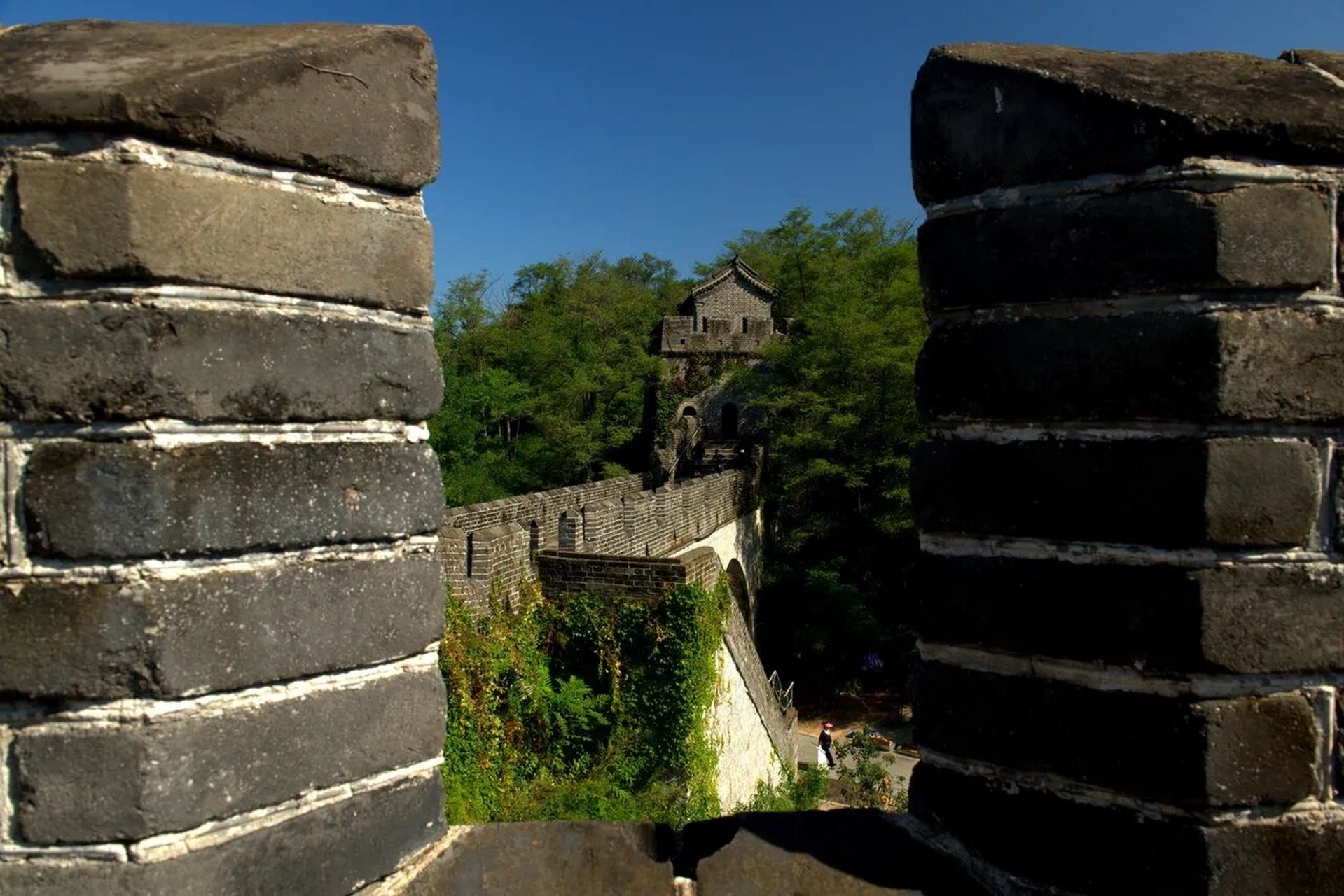 辽宁丹东虎山长城 虎山长城(一)位于丹东市城东十五公里的鸭绿江畔,是