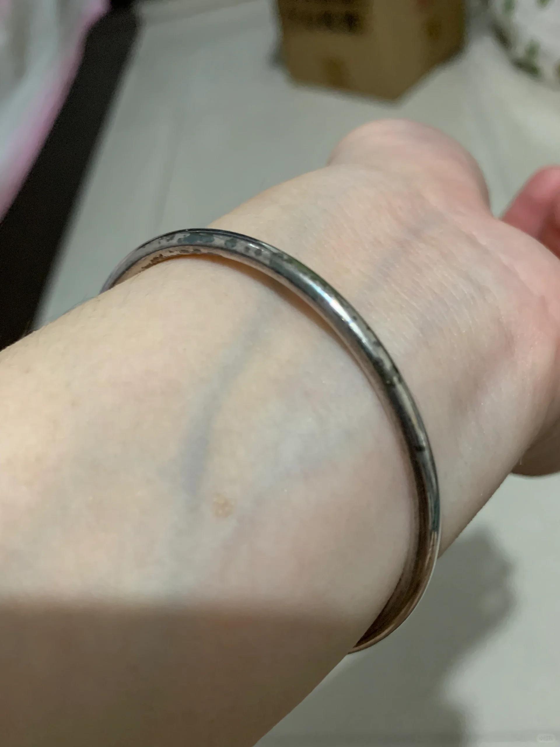 老凤祥银镯生锈