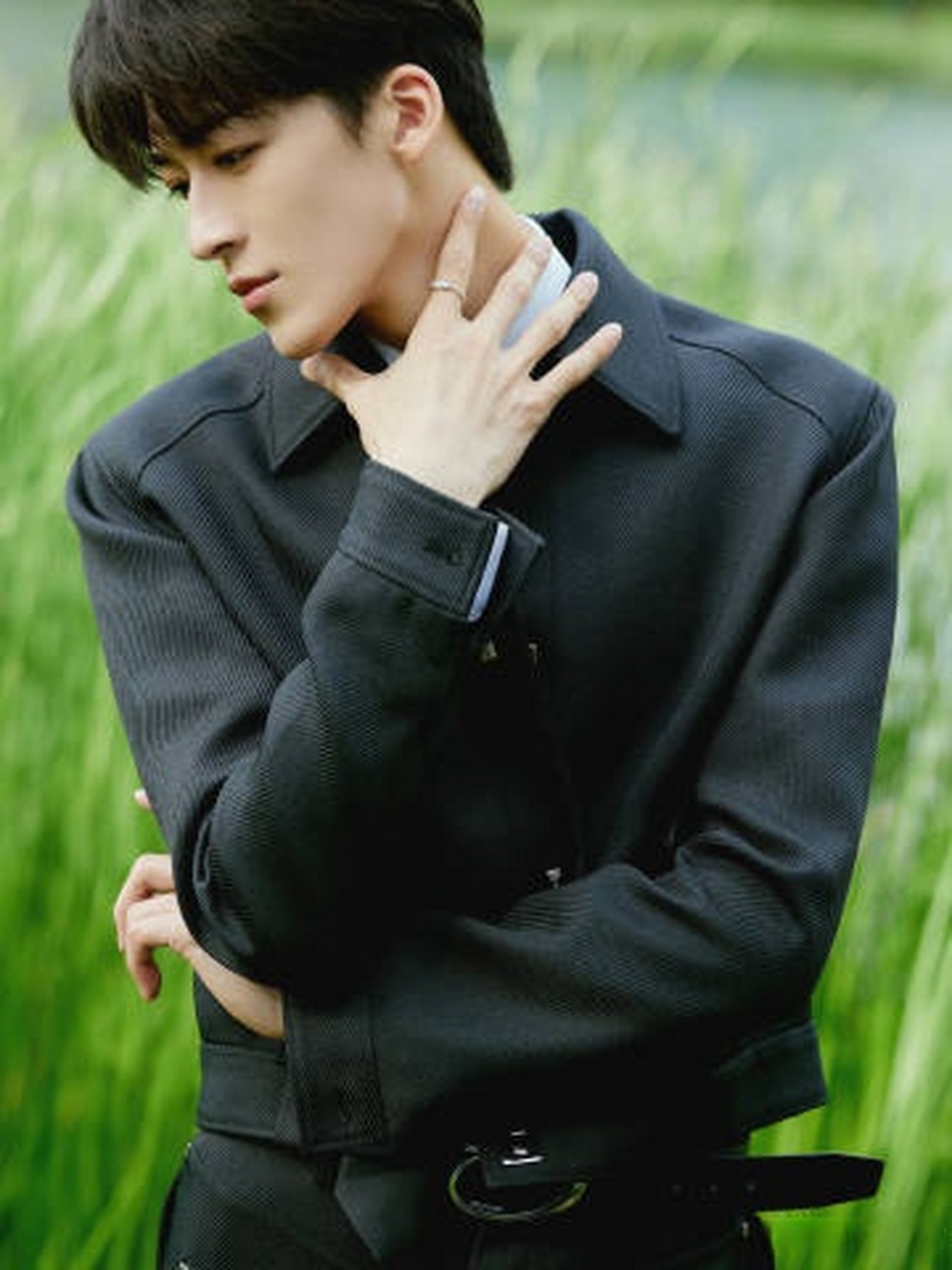 何洛洛热血高校男大氛围感#何洛洛参加2023浙江大学生电影节出发图释