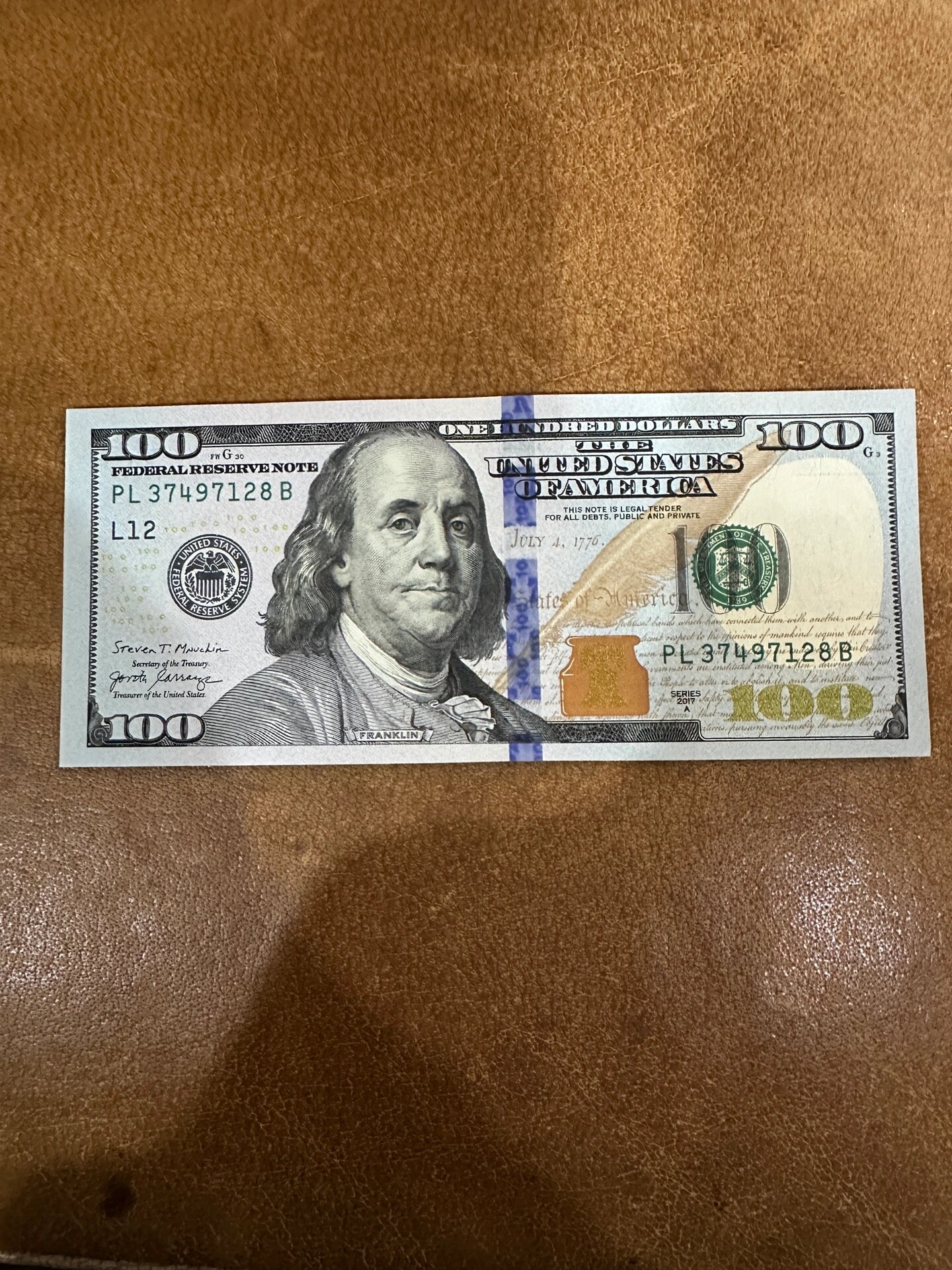 现在你手里如果还有老版美元,尽快到银行换成新版的,许多小国家已经不